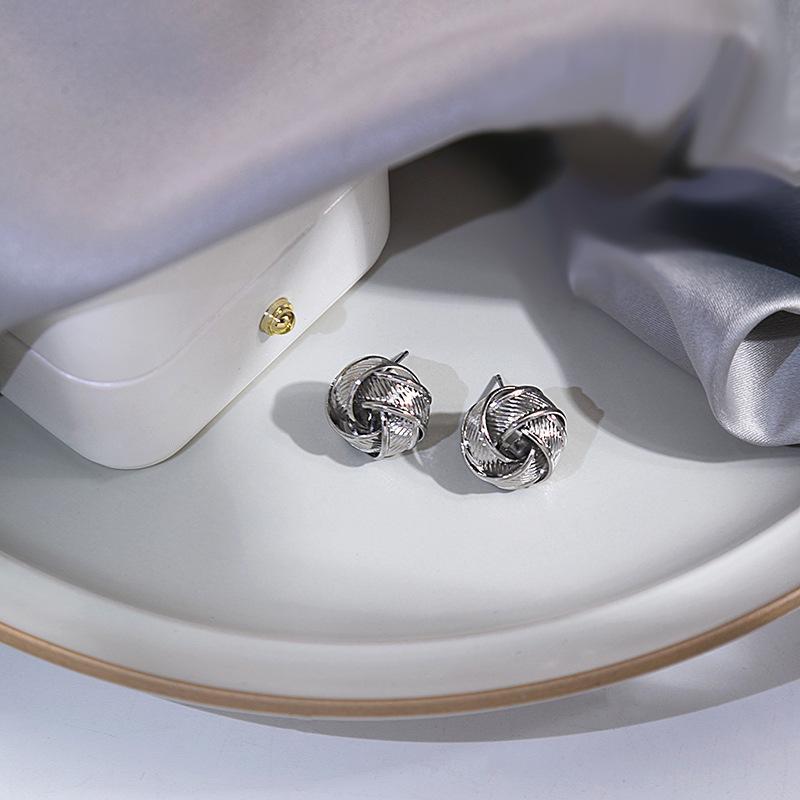 Premium Sense Cold Exaggerated Metal Pleated Geometric Earrings, Personalized Retro French Flower Peach Heart Earrings