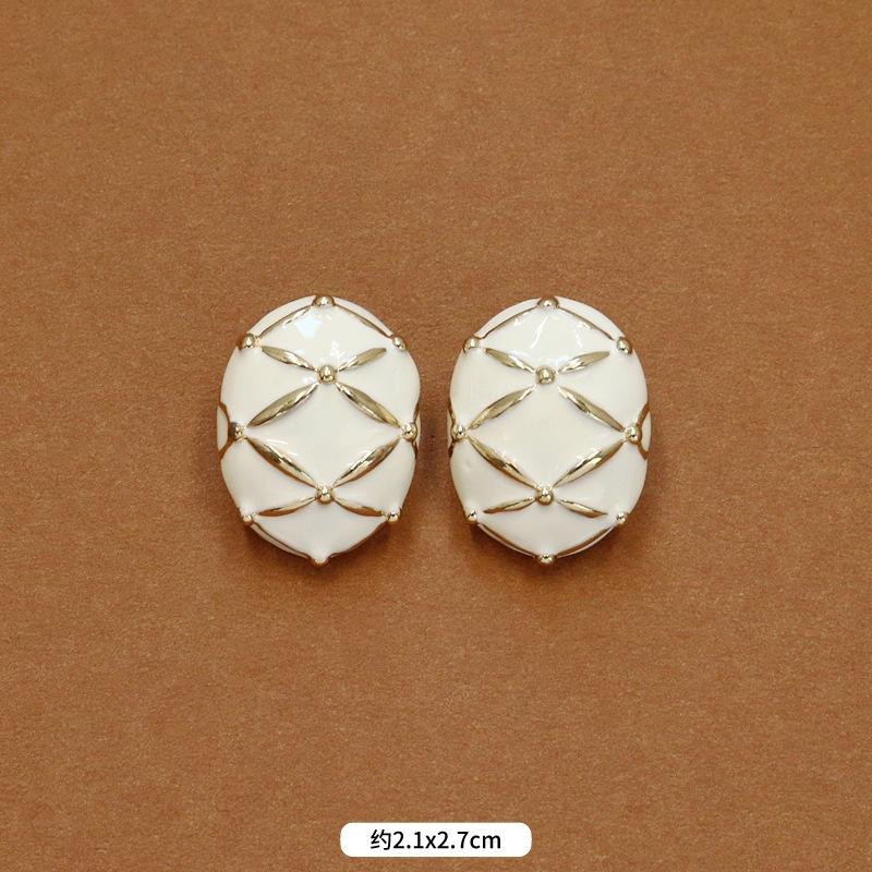 Autumn and winter niche French retro court enamel stud earrings femininity fashionable personality exaggerated Hong Kong style small fragrant ear