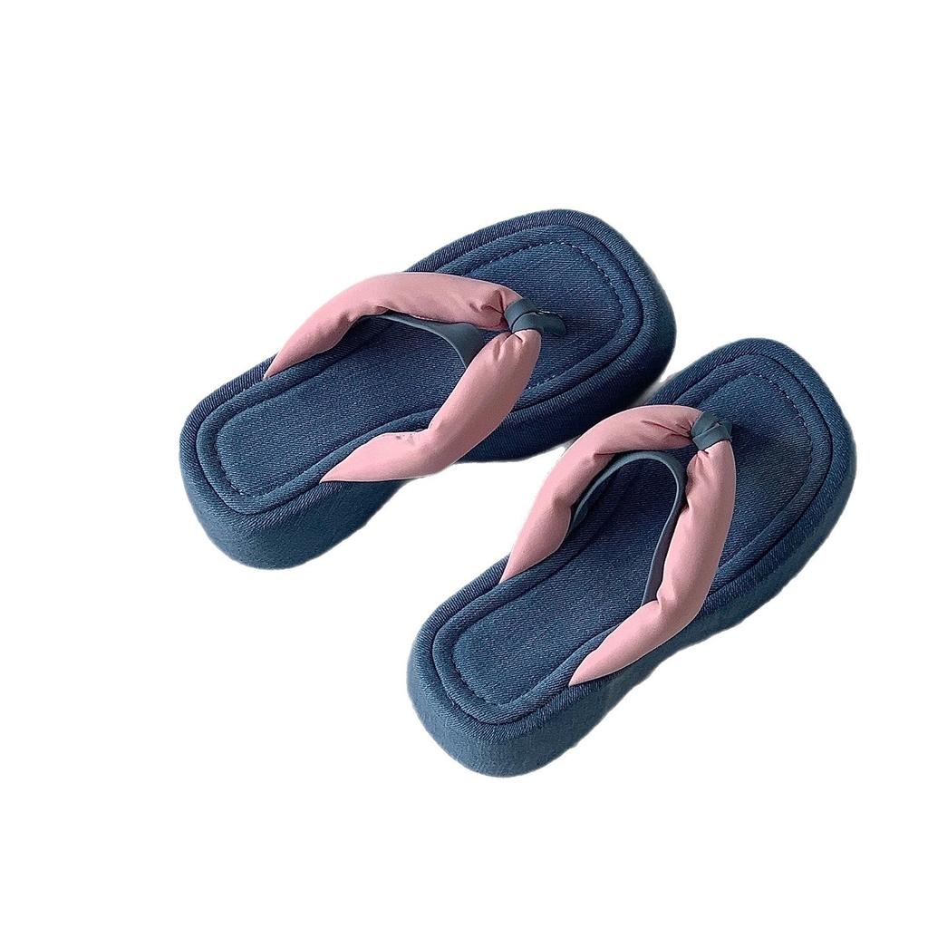Women's shoes are not tired to wear outside in summer. The new thick-soled flip-flops are high-end with skirts and cool slippers.