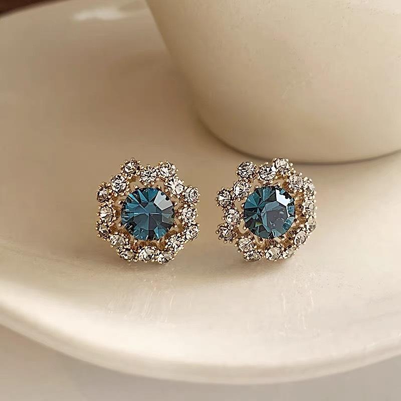 

Exquisite Round Flower Earrings for Women 1 pair of earrings сірий