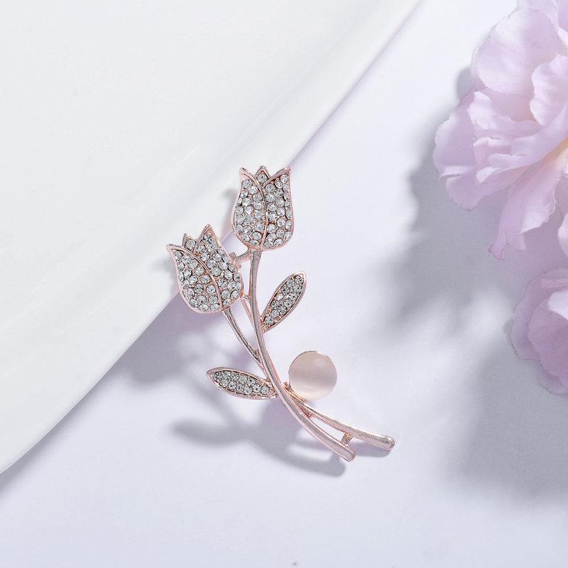 Elegant Butterfly Brooch with Imitation Pearls, High-End Exquisite Corsage Pin for Women, Classic Versatile Clothing Accessory