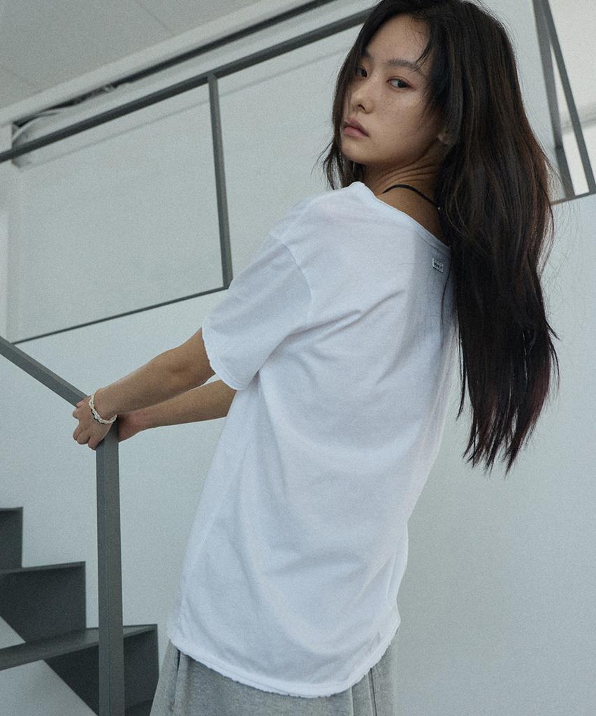 Lense Raw Edge U-Neck Half Tee White