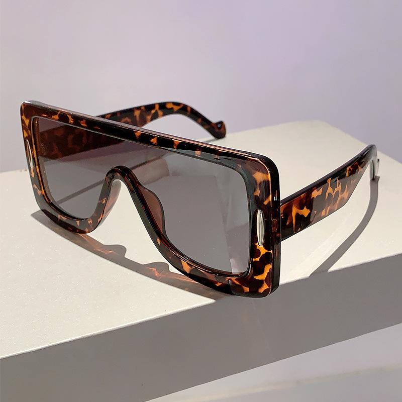 Flat Top Vintage One Piece Big Frame Sunglasses Women For Men Luxury Brand Designer Sun Glasses Punk Popular Rivet Hip Hop Shade