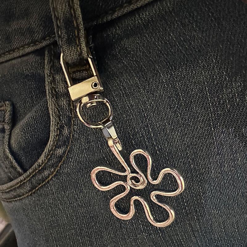 

Gothic Irregular Hollow Flowers Keychain Vintage Metal Flower Keyring Car Key Holder Backpack Pendant Bag Hanging Decoration