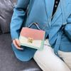 Módna retro dámska taška s retiazkou v kontrastnej farbe, crossbody kabelka na jedno rameno