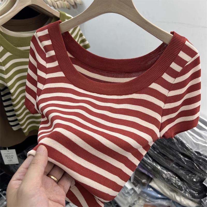 

Женский японский ретро полосатый облегающий вязаный топ с коротким рукавом и U-образным вырезом One Size [up to 125 pounds] красный