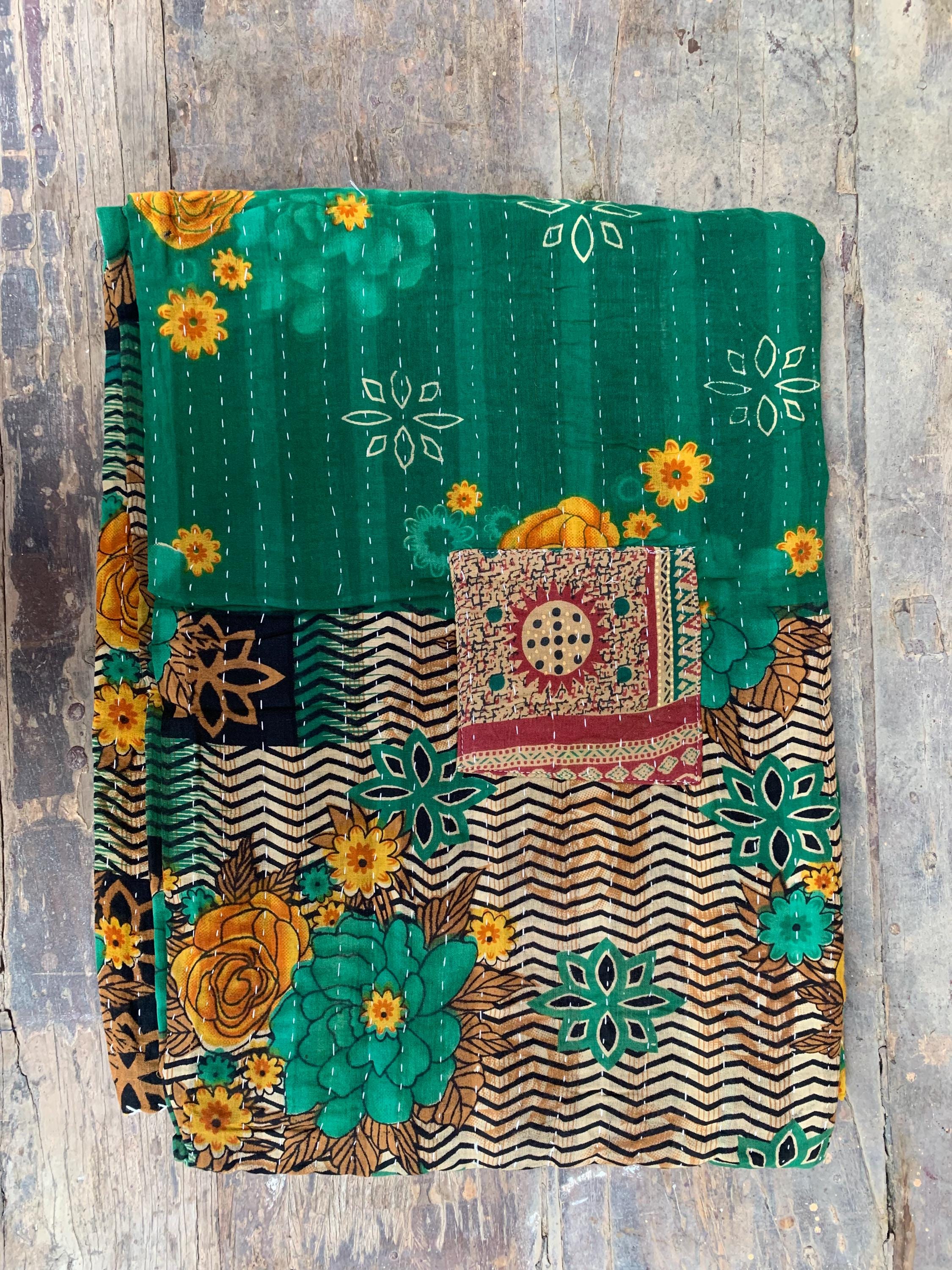 

Vintage Kantha Quilt: Floral Patchwork Cotton Throw, Bohemian Bedding 80X 50 різнокольоровий