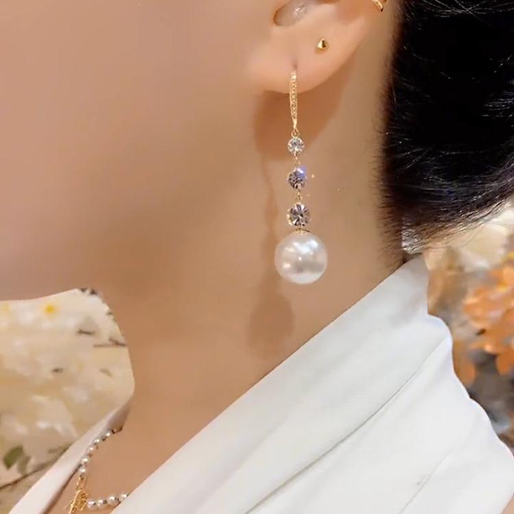 Elegante Ohrringe mit Perlenanhänger: Vielseitig und Figurformend für Frauen - Trend 2025.