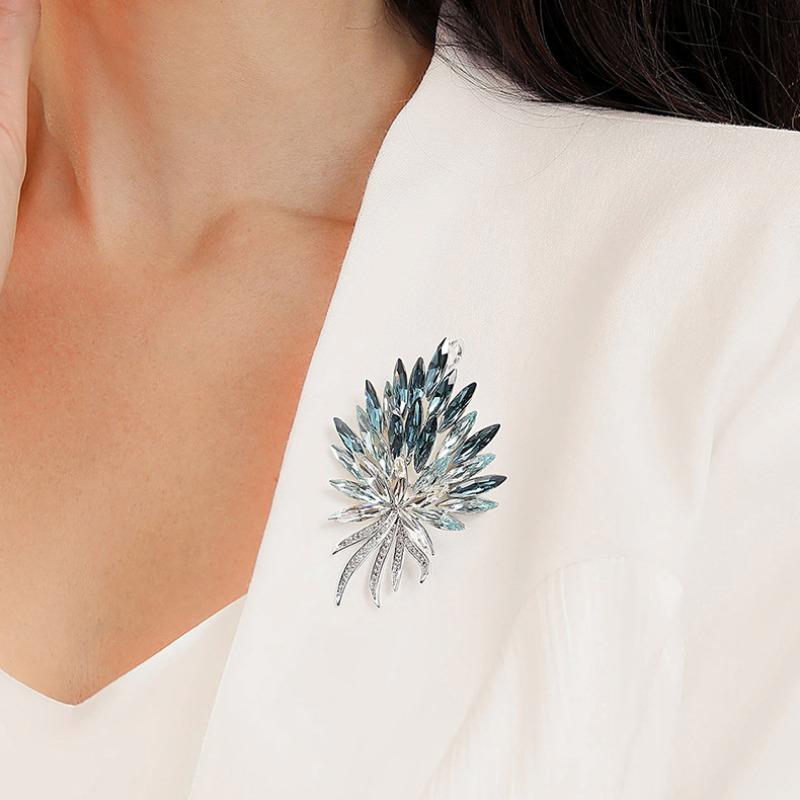 Light Luxury Gradient Flower Bouquet Brooch, High-end Feminine Charm, Crystal Wheat Ear Brooch, Niche Design Sense Brooch