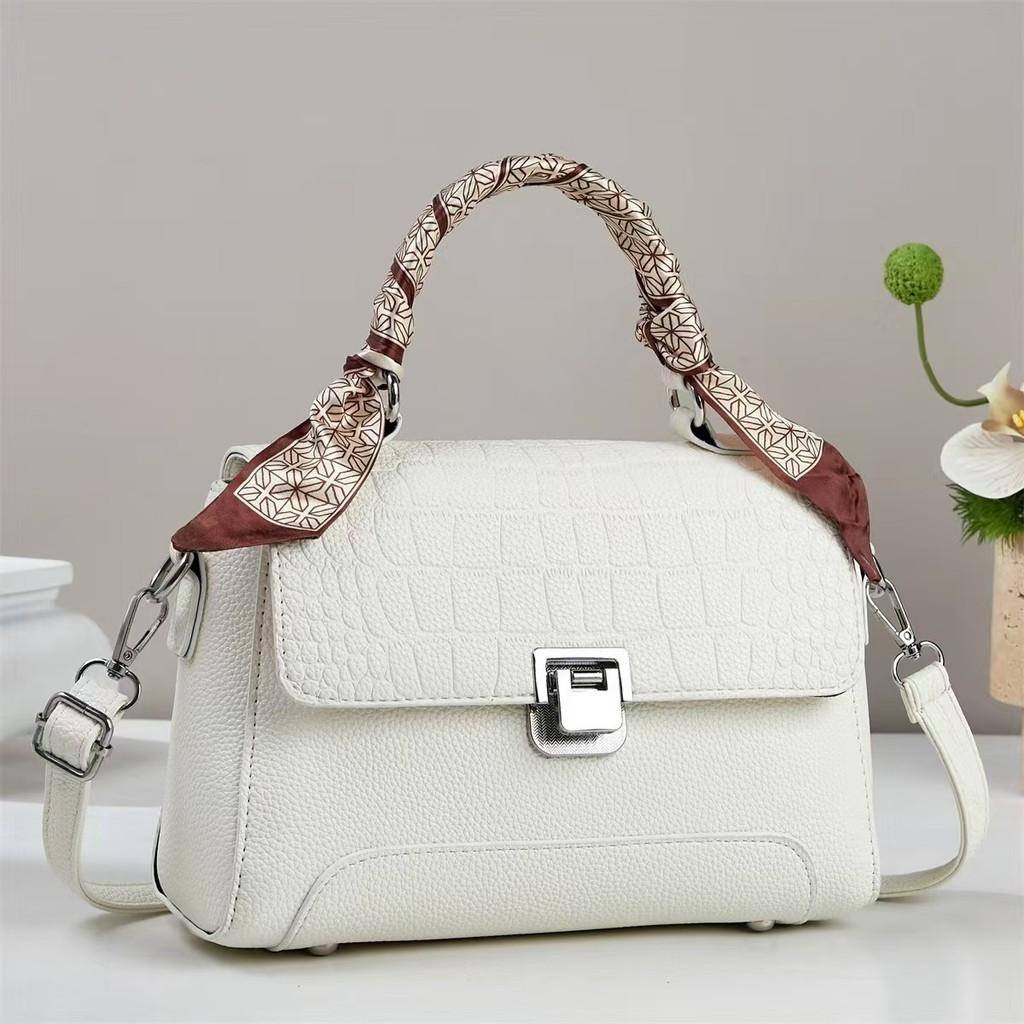 Trendy Street Style Crossbody Bag With Zipper Closure For Casual Outings