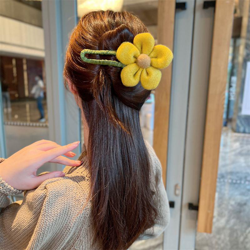 Retro Plush Flower Duck Hairpin – Elegant Fabric Hair Accessory