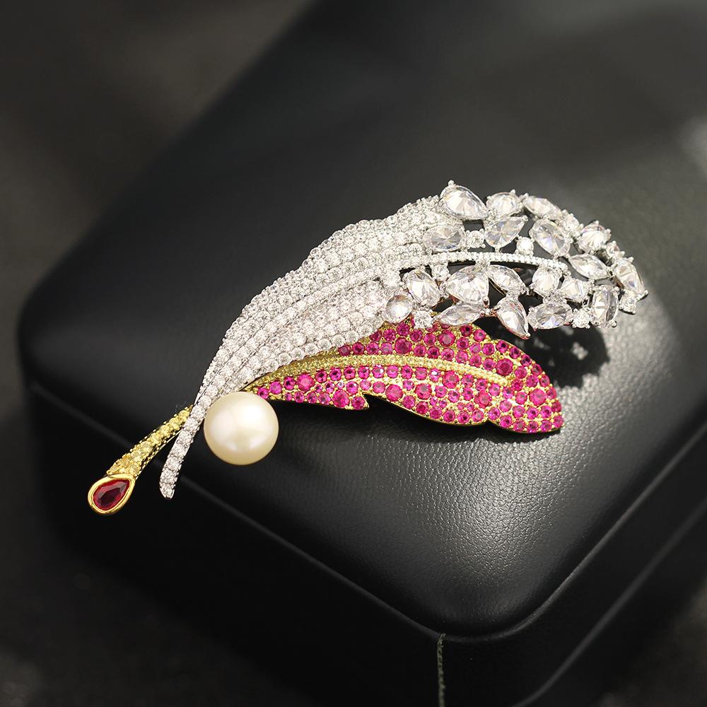 New high-end micro-inlaid zircon two-color feather brooch temperament exquisite natural pearl anti-light pin corsage woman