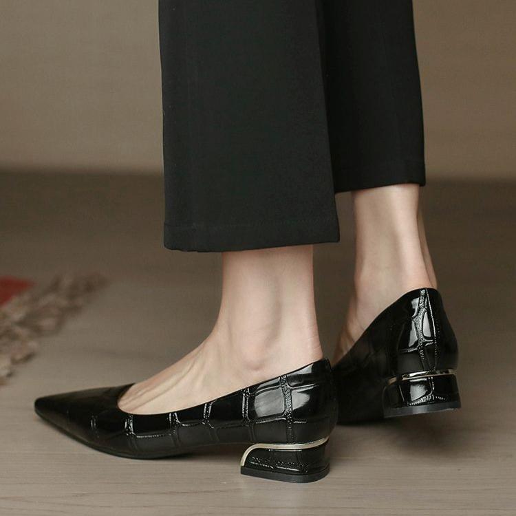 Dámské boty na jeden kus s tlustým podpatkem, měkkou podrážkou, mělkým výkrojem, špičaté, všestranné, s rovnou podrážkou, pracovní kožené boty