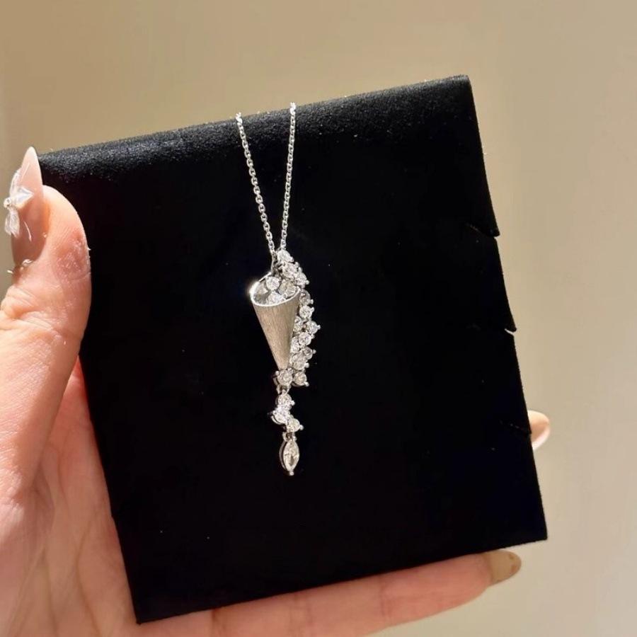 

Вибуховий цирконовий брашований кулон-зірка кулон-пісочний годинник ланцюжок на ключицю жіночий дизайн ланцюжка на шию