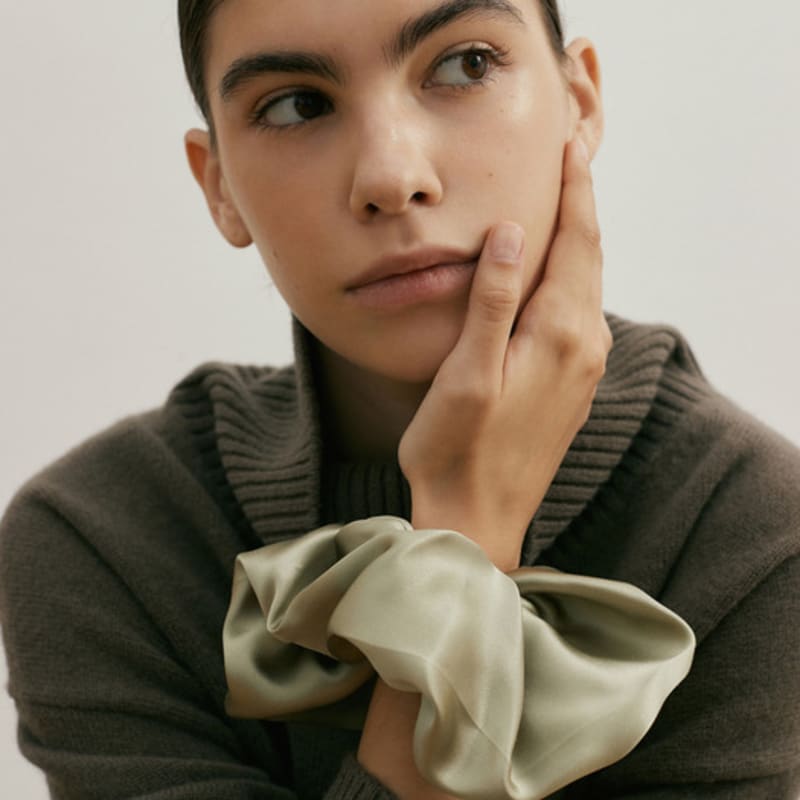 AVVINA PELLE Silk Scrunchie (L) - Pistachio