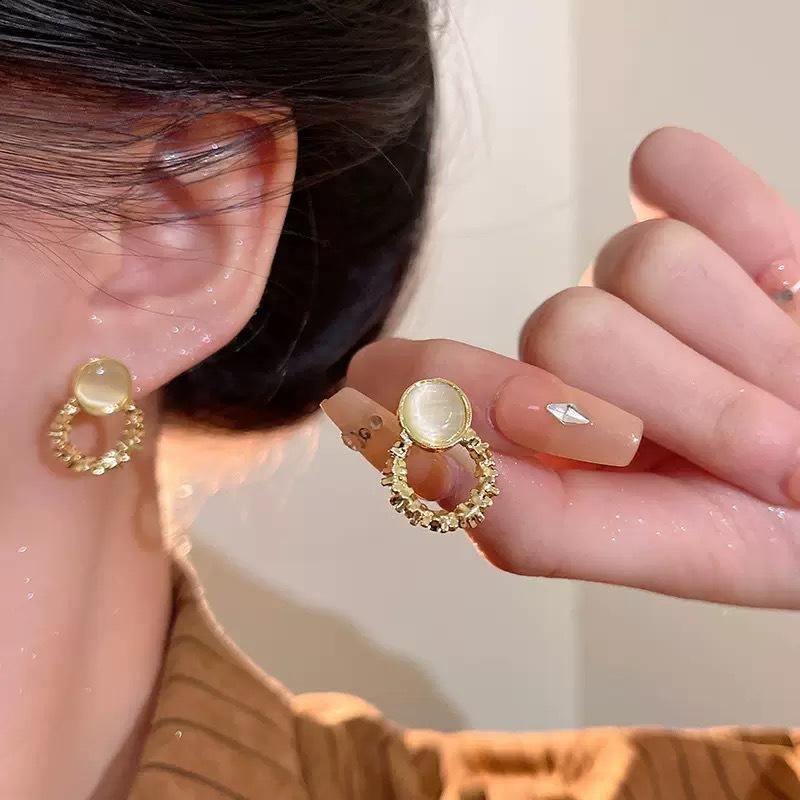 New flash opal broken silver geometric earrings, high-end sense, beautiful temperament, ear jewelry, women s stud earrings