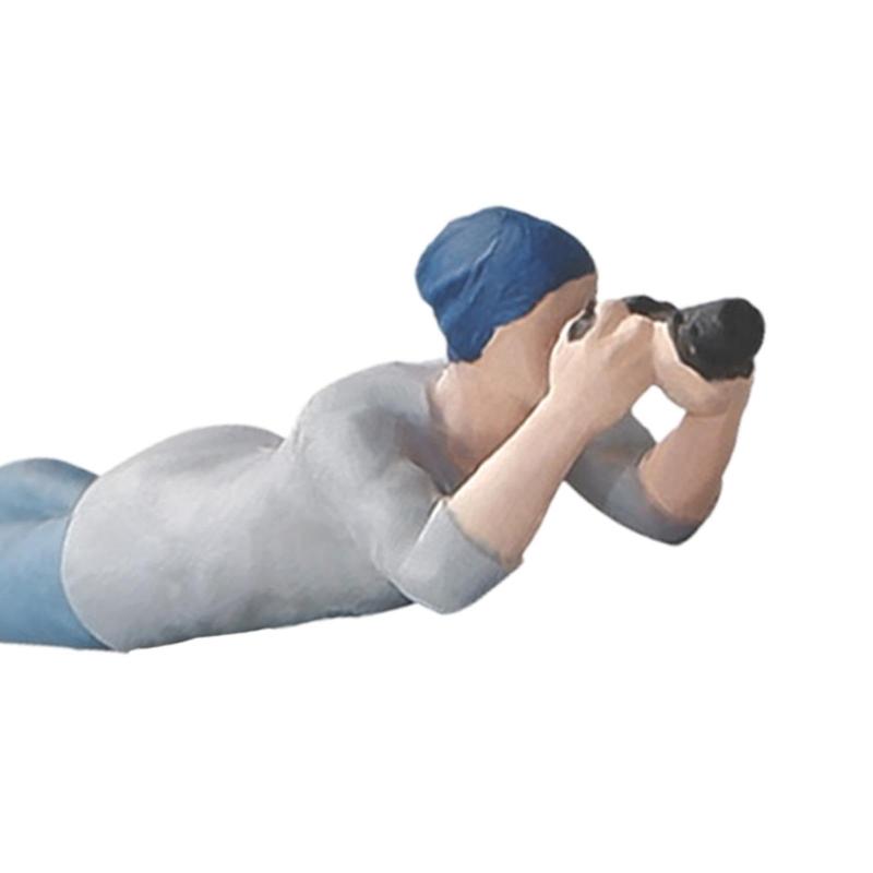 1:64 Scale Hand Painted Resin Collectible Figure Miniature Model Accessories Realistic Photographer Figure Model Gift