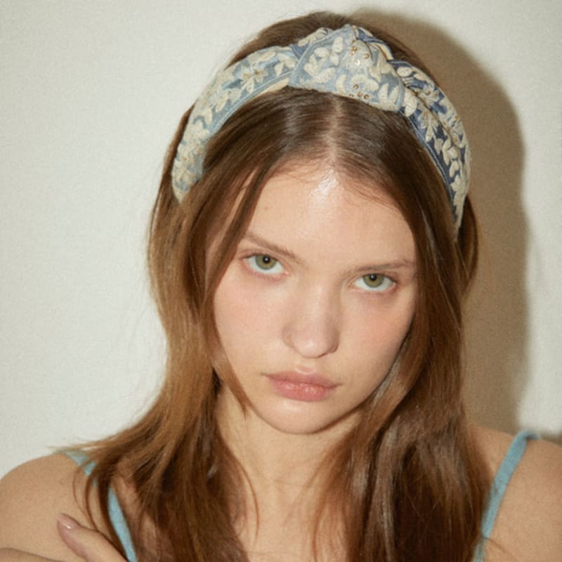 

Favorite Noun Half Bloom_Blue Blue