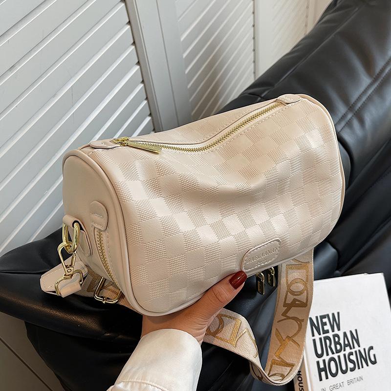 

2025 spring new versatile popular messenger bag niche design advanced texture underarm pillow bag белый