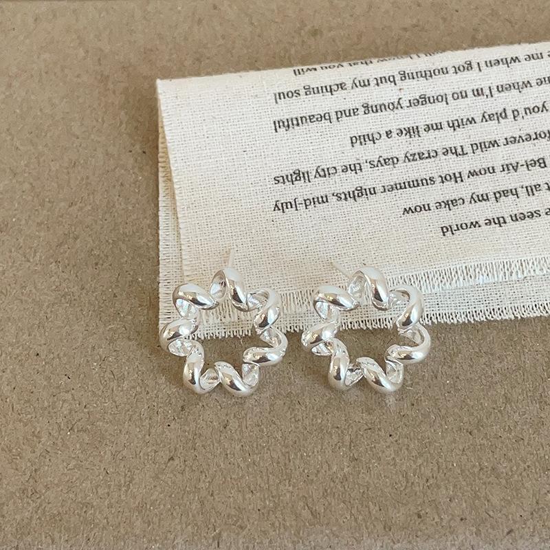 

Ретро серьги-пусеты с металлическими заклепками в виде витого телефонного шнура, женские нишевые серьги с высоким чувством личности, модные элегантные универсальные серьги