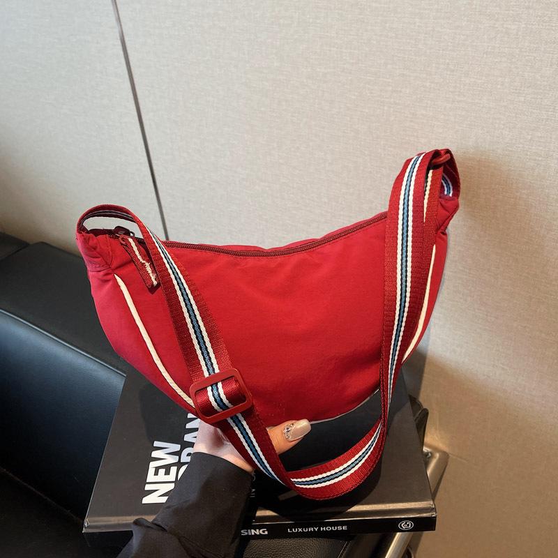 

Новая наплечная сумка — это простая и вместительная универсальная сумка-мессенджер, нишевая женская сумка высокого класса, сумка-пельмень. красный
