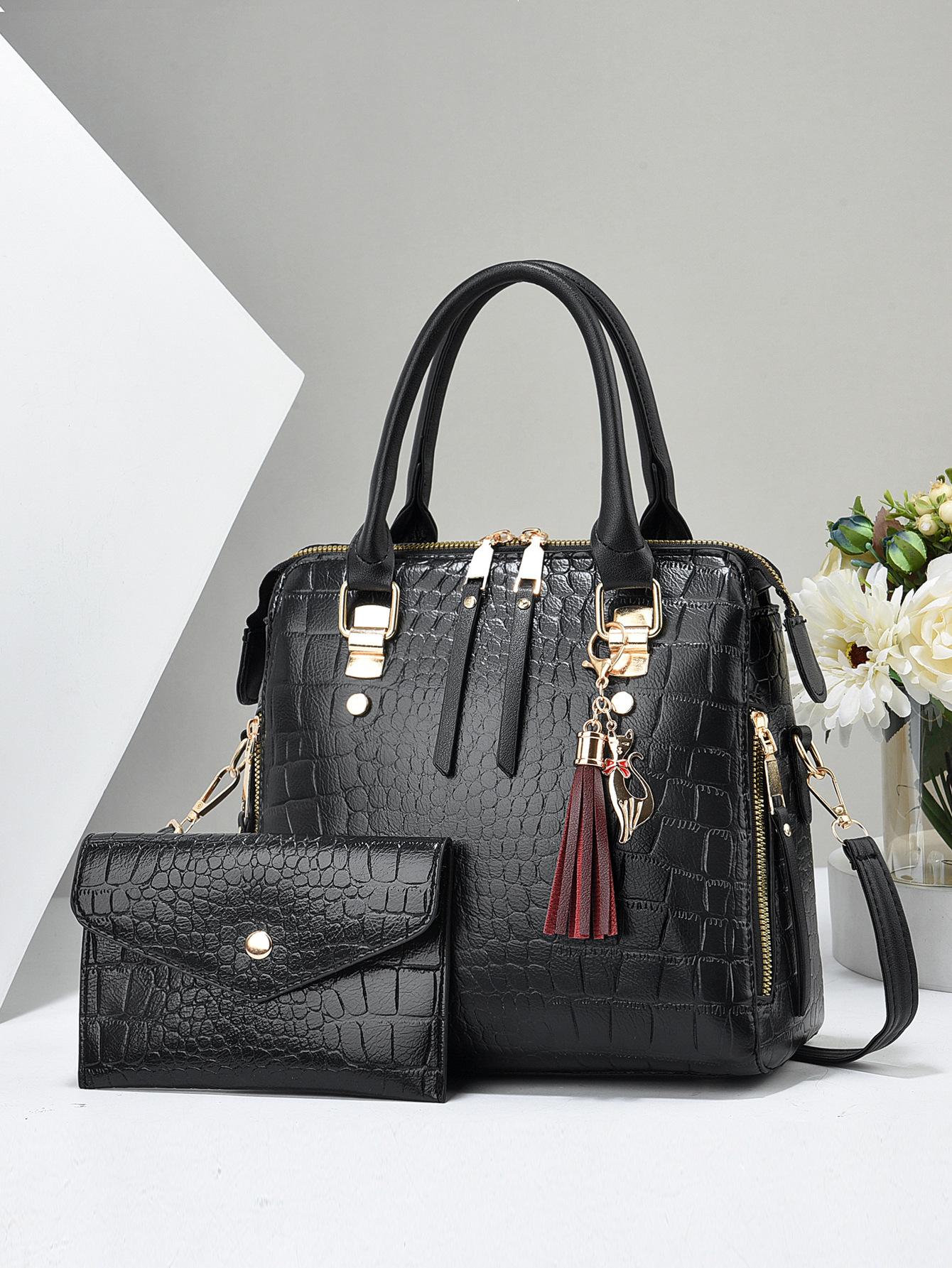 

Women s child and mother bag, new large-capacity shoulder two-piece set, fashionable embossed crocodile pattern oblique span handbag. чёрный