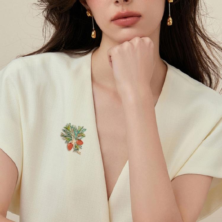 Artistic Enamel Autumn Leaf Pin Jewelry Combining Vintage Aesthetics and Natural Accent for a Distinctive Look