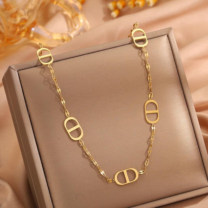 European & American Non-fading Plated 18K Gold Titanium Steel Hollow Pig Nose Necklace for Women.