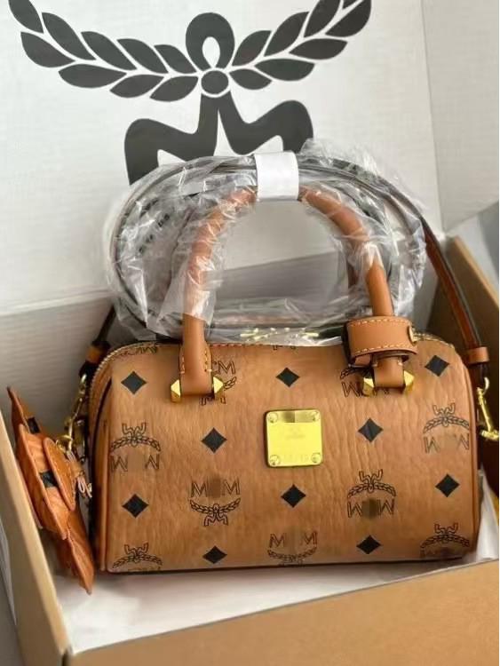 Women's 2024 Autumn/Winter Genuine Leather Boston Pillow Bag: Versatile Luxury Shoulder, Hand, and Crossbody Small Bag