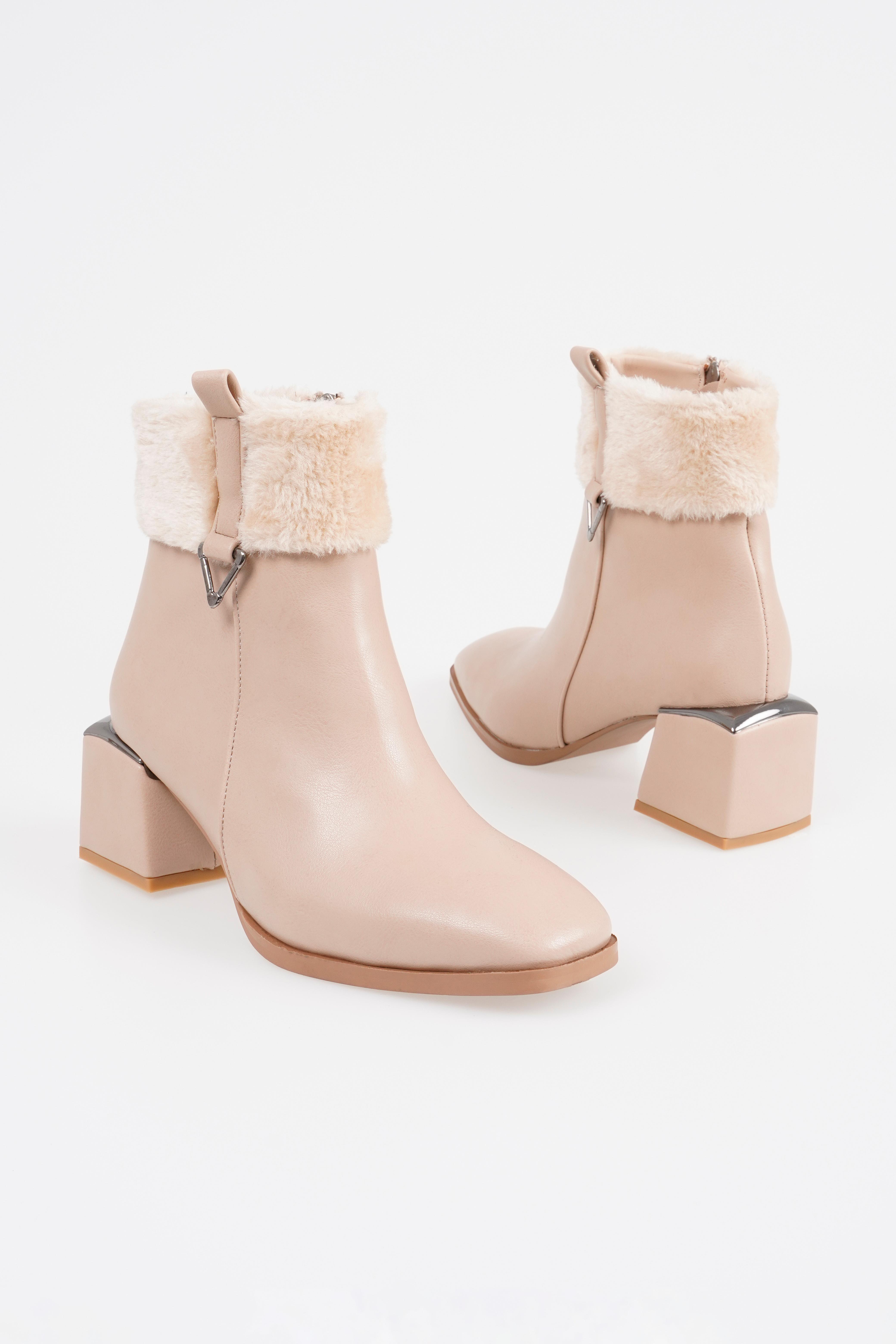 

Callizio/женские ботинки из веганской кожи с меховыми манжетами и пряжками-аксессуарами, обувь ручной работы на молнии с металлическим квадратным каблуком, обувь ручной работы для холодного сезона