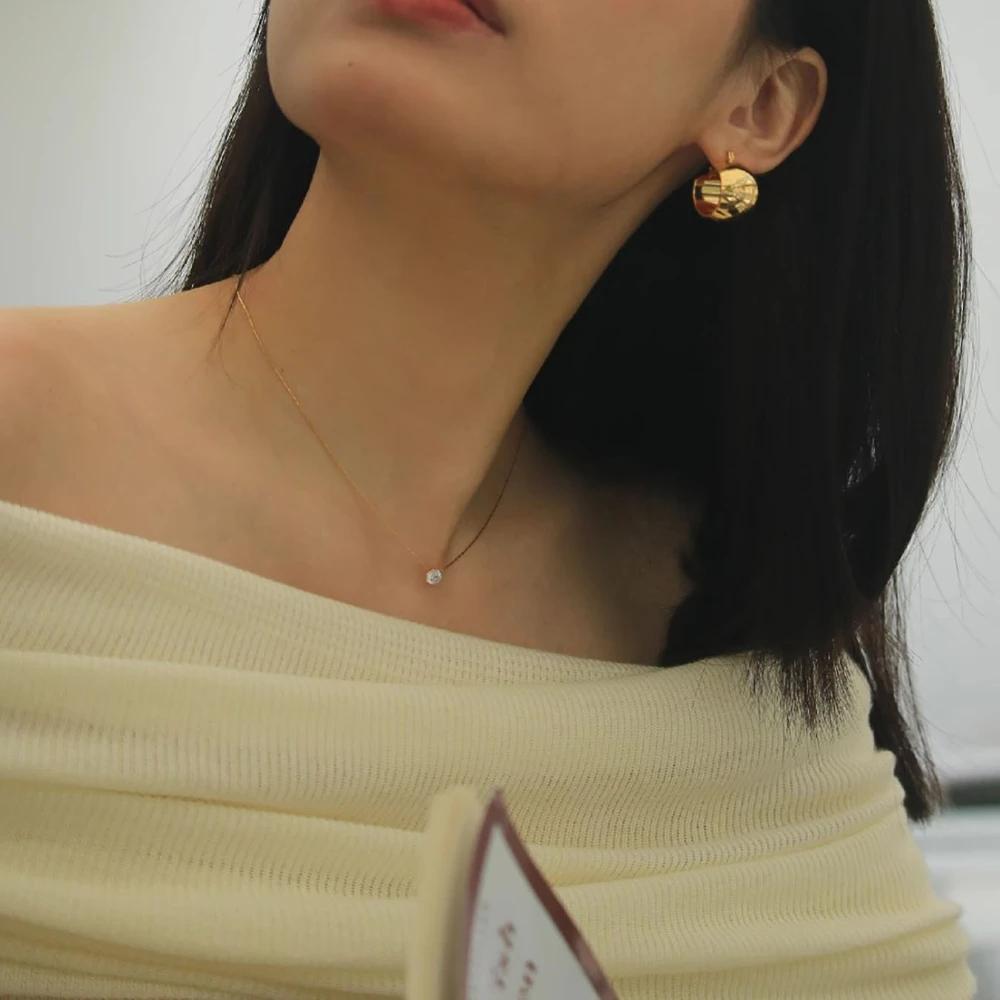 Collana da Donna in Acciaio Inossidabile Placcato Oro con Ciondolo Minimalista in Zircone, Catena Anti-appannamento, Pietra Centrale Rotonda Trasparente in Zirconia Cubica