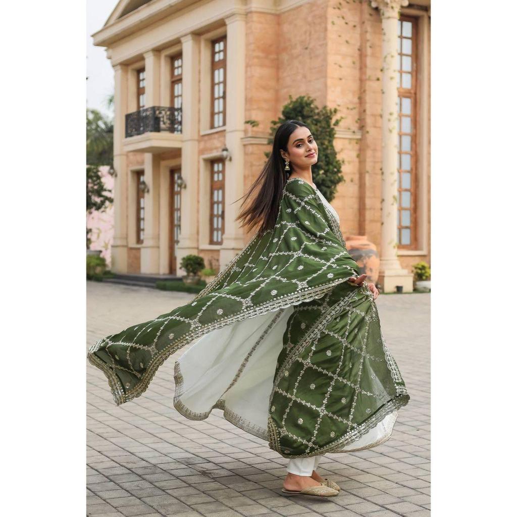 *Uvádíme nový vzhled oblečení na párty Pur Chinon Silk Fancy Anarkali šaty, Dupatta & Bottom Set*