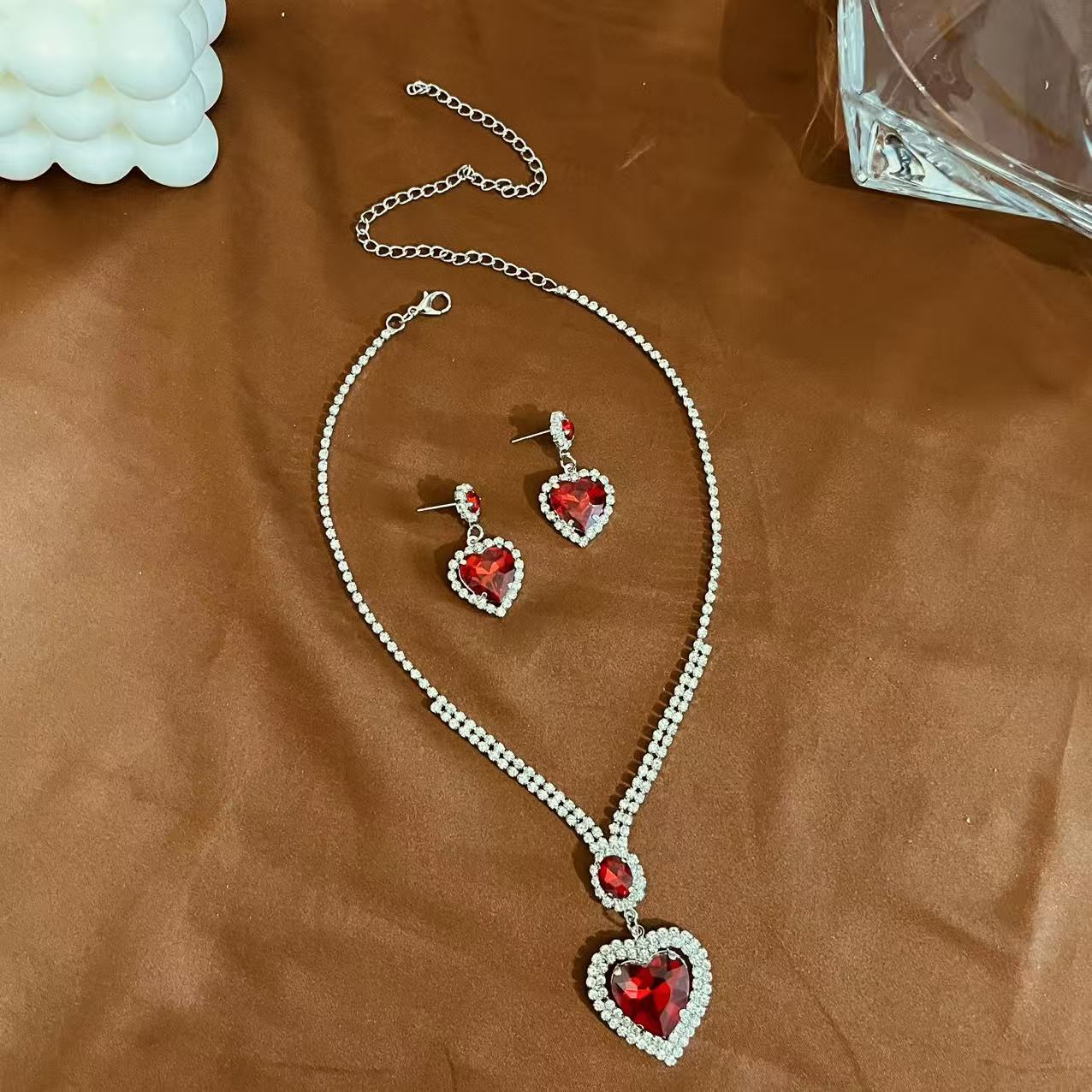Fashion Temperament, Elegant Peach Heart Water Drop Pendant, Claw Chain Jewelry, Japanese And Korean Simple Trend Necklace, Earrings Set красный