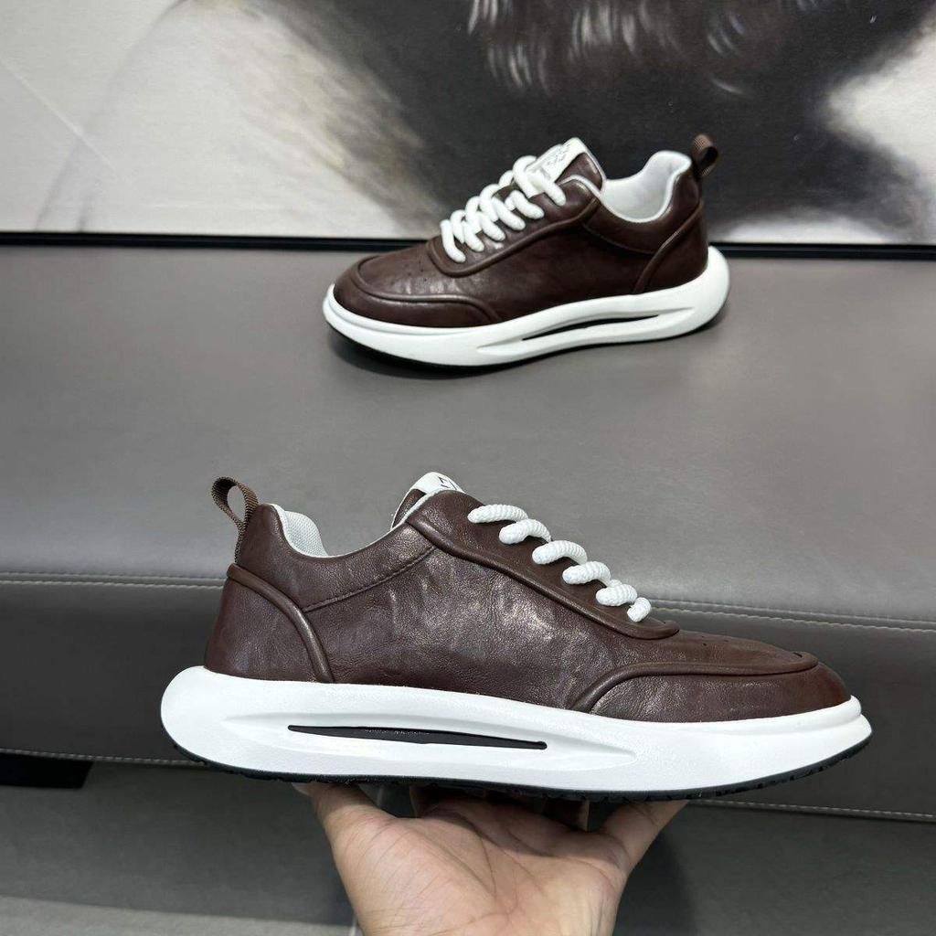 Herrenschuhe 2025 neu Herbst Lederoberfläche einfarbig vielseitig Sport- und Freizeitschuhe weiche Sohle Höhenerhöhung Forrest Gump Dad Shoes Herren