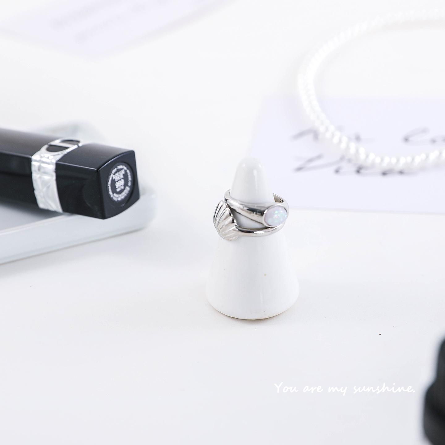 Японский однотонный керамический держатель для колец - Белоснежный фарфоровый конус для демонстрации колец и серег