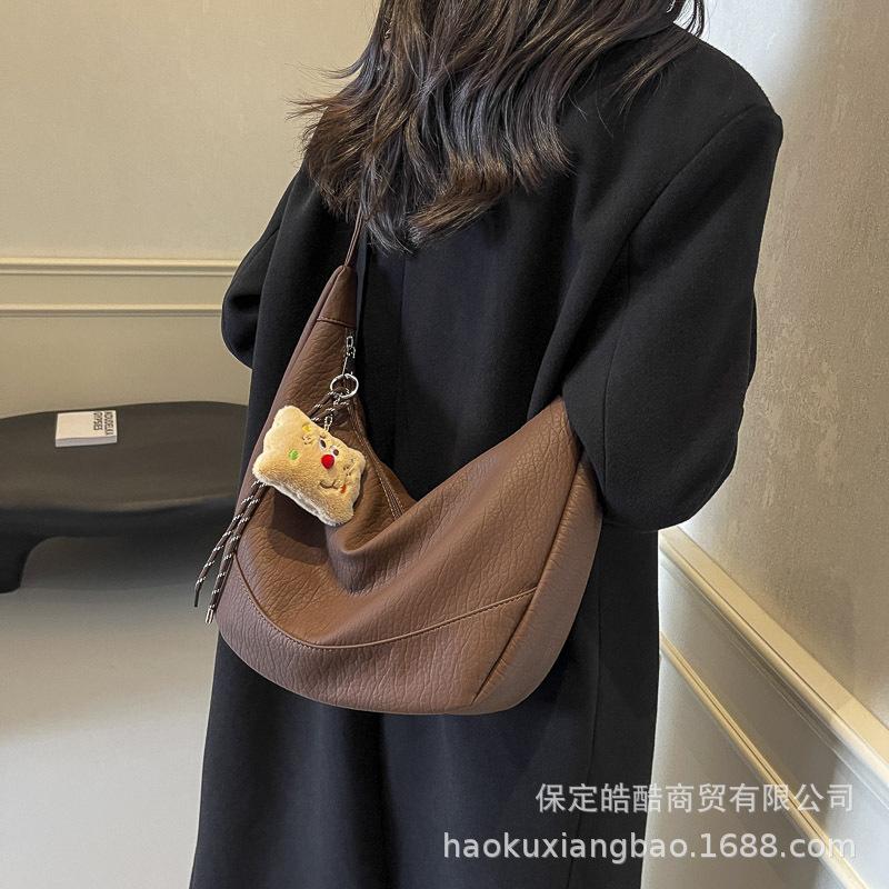 Casual large-capacity dumpling bag women's 2025 new trendy lazy style fashionable versatile commuter shoulder messenger bag