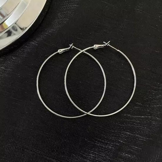 1 пара жіночих сережок-кілець різних полірованих розмірів, однотонні, з гальванічним покриттям