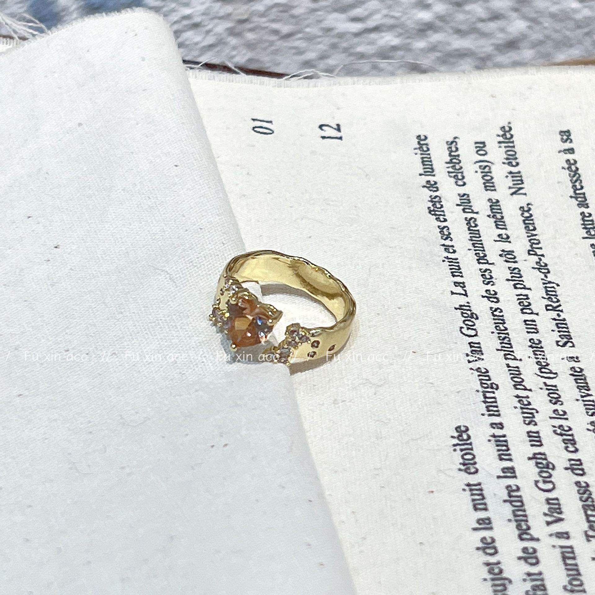 

Элегантное женское кольцо с каплевидным цирконием синего и золотого цвета – роскошное эффектное осенне-зимнее украшение