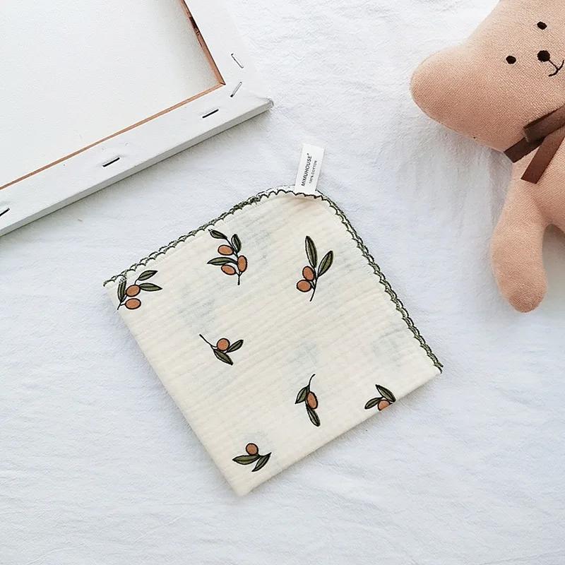 Baumwoll-Baby-Gesichtshandtuch Neugeborene Babyartikel 4-lagiges Musselin-Babylätzchen Taschentuch Weiches Speicheltuch Dreieckiges Füttern Spucktücher