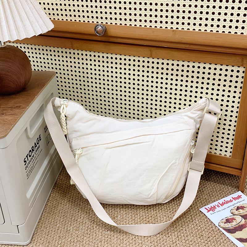 

Popular casual simple women s lightweight dumpling bag fashionable versatile solid color commuter messenger women s bag белый