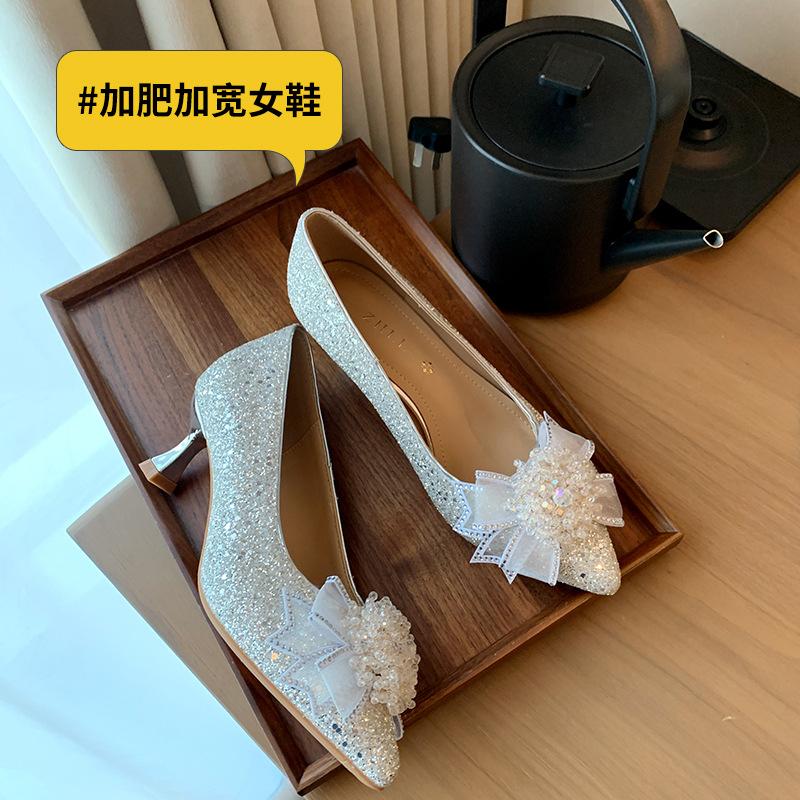 

Shallow pointed wedding shoes Bridal shoes New bow high heels Wide large size women s shoes 45 срібний