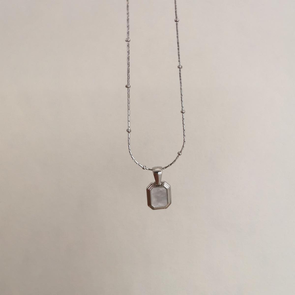 Elegant Square Pendant Clavicle Necklace: Minimalist Vintage Design for Women s Fashion