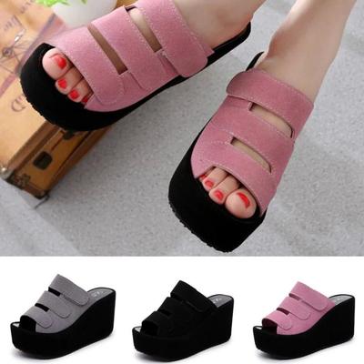 Neue Sandalen und Hausschuhe für den Sommer, lässige Flip-Flops für Damen, Sandalen mit Keilabsatz, dicke Sohle, einfarbige Hausschuhe