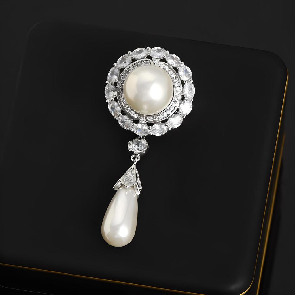 Duchess-Inspired Pearl Brooch: Vintage Luxury Pin for Women