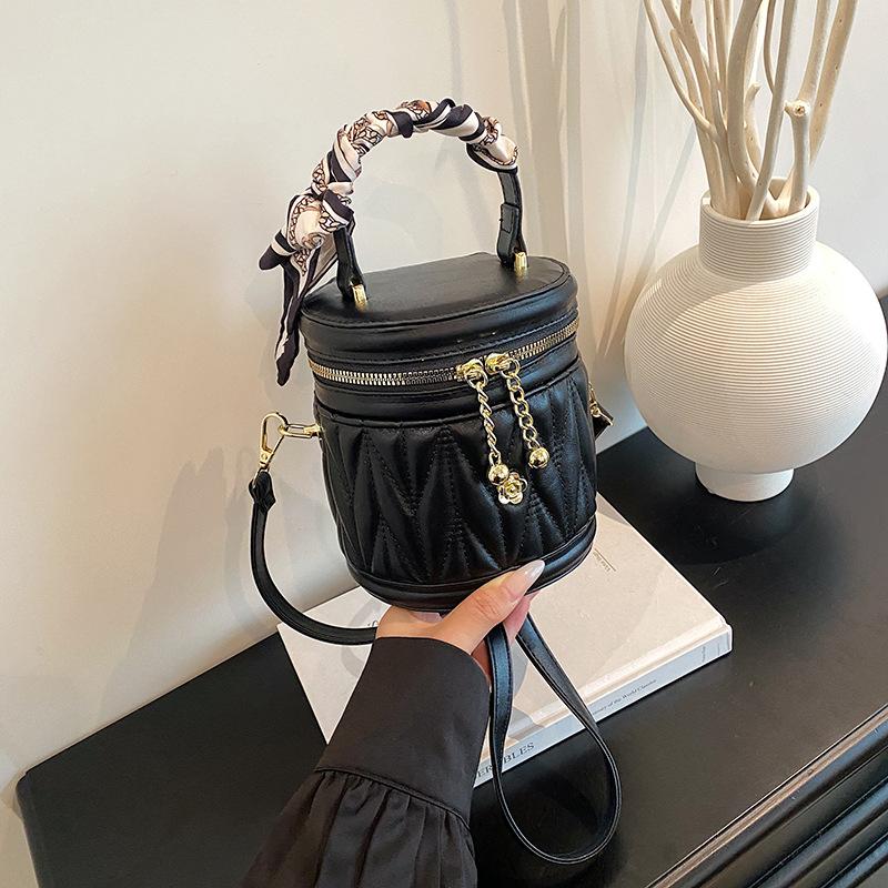 

Retro contrasting bag autumn and winter new versatile women s messenger bag niche cylinder bag чёрный