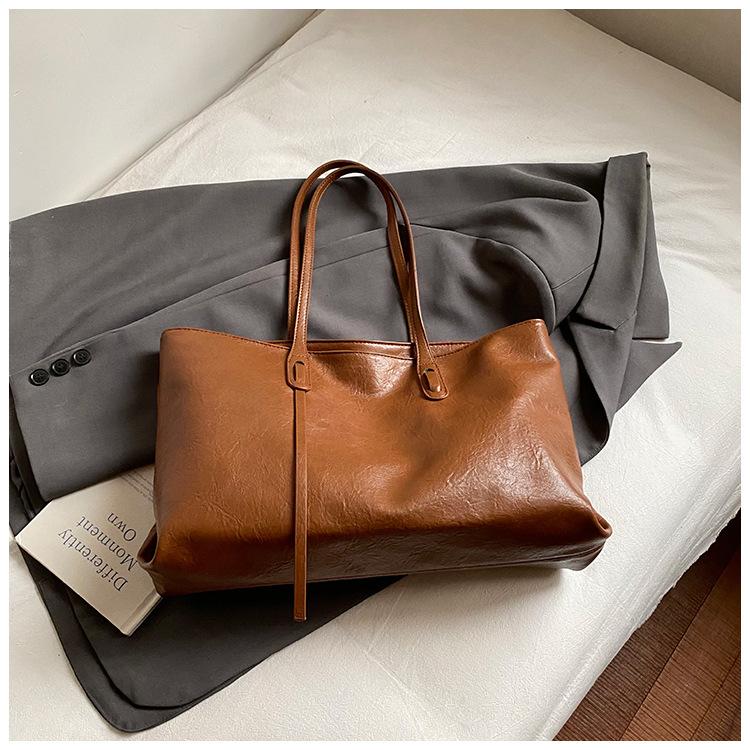 Large-capacity commuter tote bag 2025 summer new fashion trendy temperament shoulder bag high value armpit bag