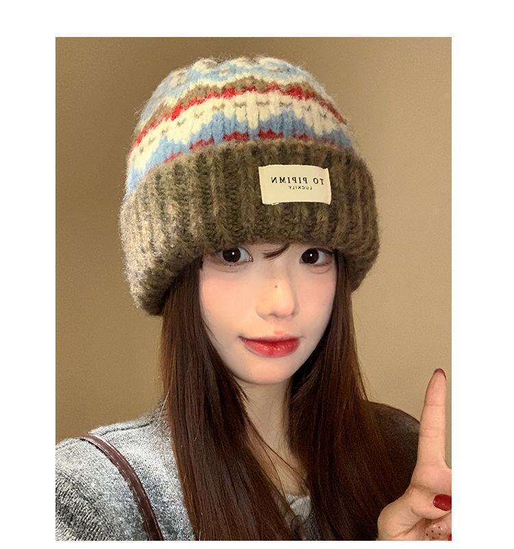 

Женская шерстяная шапка бини в стиле Fair Isle: Теплая, Толстая и Универсальная Шапка для Осени/Зимы. Ушные клапаны и более крупная посадка льстят форме лица.