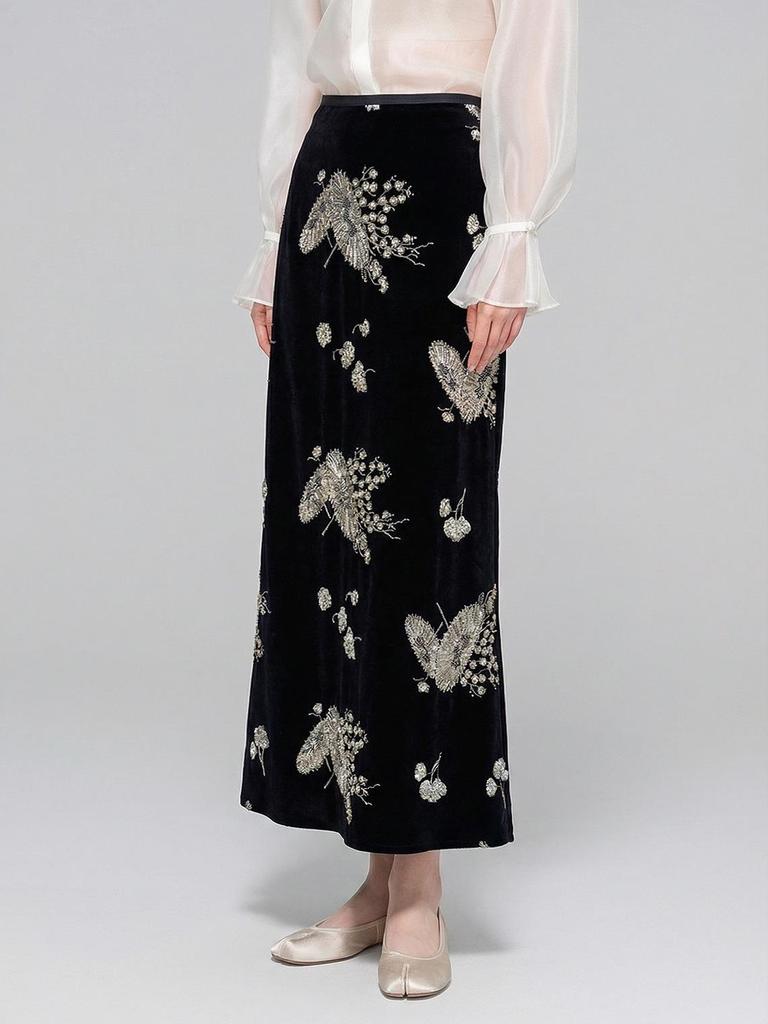 Zhi Hetang 2025 A/W Elegant High-Waisted Slimming A-Line Skirt with Heavy Embroidery