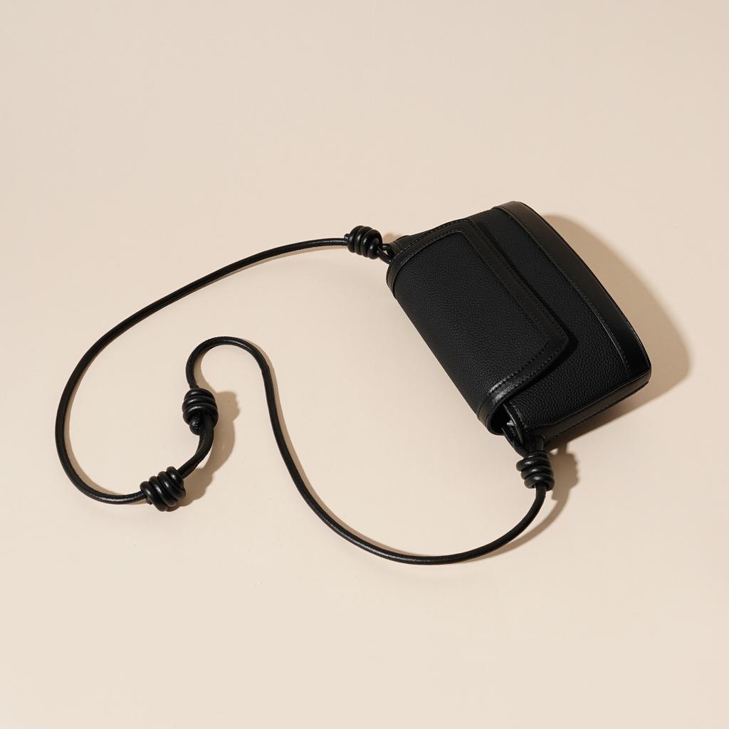 The First Layer of Cowhide New Autumn and Winter 2025 Fashion Versatile High-end Simple Classic Solid Color Shoulder Messenger Bag