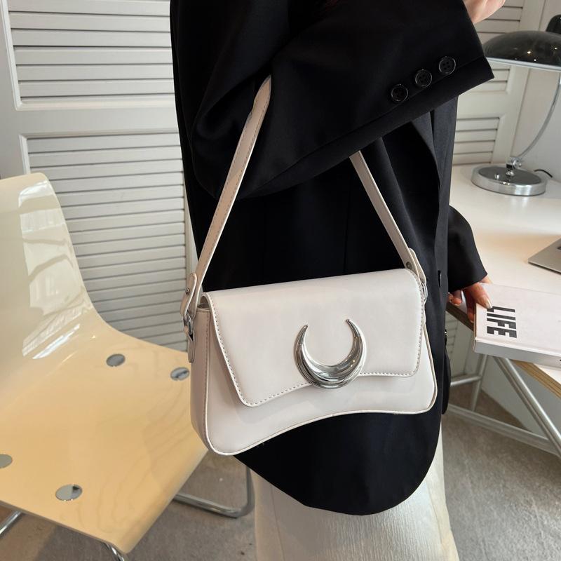 Усовершенствованная и нишевая женская сумка через плечо с цепочкой популярная в Интернете сумка на одно плечо под мышкой белый 2965₽